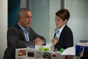 Bosch Staffel 1 Folge 2 - Schwarzes Echo Falsches Spiel im Morddezernat: Titus Welliver als Harry Bosch, Amy Aquino als Lt. Grace Billets
