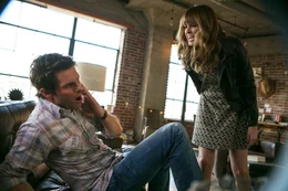 Denise (Sarah Wright) verd&auml;chtigt Gordon (James Marsden) an Meghans Verschwinden schuld zu sein.