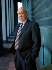 Dann Florek as Capt. Donald Cragen Dann Florek as Capt. Donald Cragen