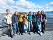 Sonniger Ausflug nach Stavanger: von links: Rasmus, Maxi, Niklas, Marlies, Leyla, Alina, Emma und Emilia freuen sich &uuml;ber einen Tag Stadtluft.
