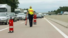 Sie ist die wichtigste Ost-West-Verbindung in Deutschland. Auf einer L&auml;nge von 473 Kilometern verbindet die A2 Berlin mit dem bedeutendsten wirtschaftlichen Ballungsraum der Republik - dem Ruhrpott. Die Doku zeigt den t&auml;glichen Irrsinn zwischen Staus, Termindruck und verzweifelter Parkplatzsuche.