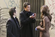 Kevin Ryan (Seamus Dever, l.) will seiner Jenny einen Heiratsantrag machen und fragt Richard Castle (Nathan Fillion, M.) um Rat. Kate Beckett (Stana Katic, r.) muss als Anschauungsobjekt herhalten ...