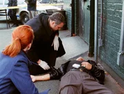 Die Detectives Goren (Vincent D'Onofrio, M.) und Bishop (Samantha Buck) untersuchen den Leichnam von Diego Bracho (Jose Ramon Rosario).