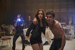 Der gef&auml;hrliche Valentin (Jonathan Rhys Meyers), ein m&auml;chtiger Schattenj&auml;ger, l&auml;sst Clarys Mutter Jocelyn entf&uuml;hren und er&ouml;ffnet die Jagd auf Clary ...