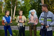 Chiara (Jamila Weintritt, 2.v.r.) und Viktor (Fridolin Sommerfeld, r.) finden, Sport und Theater ist die perfekte Kombination und schickt beide Gruppen auf eine Challenge in den Wald. Nesrin (Julie Marienfeld) und Marlon (Matti Schneider, 2.v.l.) sollen dabei ein Team bilden. Chiara (Jamila Weintritt, 2.v.r.) und Viktor (Fridolin Sommerfeld, r.) finden, Sport und Theater ist die perfekte Kombination und schickt beide Gruppen auf eine Challenge in den Wald. Nesrin (Julie Marienfeld) und Marlon (Matti Schneider, 2.v.l.) sollen dabei ein Team bilden.
