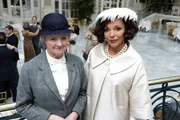 L-R: Miss Jane Marple (Julia McKenzie) und Ruth Van Rydock (Joan Collins)