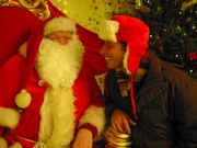 Willi mit einem Weihnachtsmann auf dem N&uuml;rnberger Christkindlesmarkt. Der kann ihm vielleicht verraten, wo er das Christkindl treffen kann.