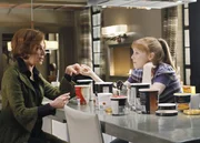 L-R: Martha Rodgers (Susan Sullivan) und Alexis Castle (Molly C. Quinn) L-R: Martha Rodgers (Susan Sullivan) und Alexis Castle (Molly C. Quinn)