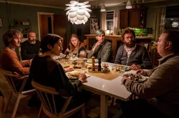 Eine Tafelrunde ungew&ouml;hnlicher Helden (v. li. n. re.): Lennart (Lars Brygmann), Markus (Mads Mikkelsen), Sirius (Albert Rudbeck Lindhardt), Mathilde (Andrea Heick Gadeberg), Bodashka (Gustav Lindh), Otto (Nikolaj Lie Kaas) und Emmenthaler (Nicolas Bro).