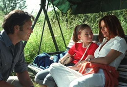 Klaus (Michael Roll) und seine Tochter Anna (Maria Ehrich, Mitte) besuchen die kranke Judith (Christina Plate).