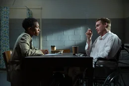 Psychiaterin Evelyn (Jojo T. Gibbs) soll herausfinden, wer der Mann mit den Hunden (Caleb Landry Jones) wirklich ist und h&ouml;rt eine unglaubliche Geschichte.