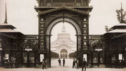 Eingangstor zur Weltausstellung 1873 mit Rotunde im Hintergrund.