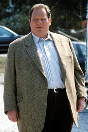 Benno Berghammer (Ottfried Fischer) steht bei diesem Doppelmord vor scheinbar unlösbaren Problemen. Benno Berghammer (Ottfried Fischer) steht bei diesem Doppelmord vor scheinbar unlösbaren Problemen.