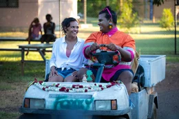 In der alten Heimat ihrer Mutter lernt Lauren (Miranda Tapsell) auch ihren Onkel Foxxy (Jason Desantis) kennen, der mit ihr eine kleine Rundfahrt unternimmt.