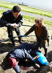 DCI Vera Stanhope (Brenda Blethyn, r.) und ihr Assistent Sergeant Joe Ashworth (David Leon, l.) werden zu dem Mord an dem indischen Taxifahrer Amjad Singh (Renu Seta, M.) gerufen. H&auml;ngt dieser Mord mit dem an Margaret Wilde zusammen?