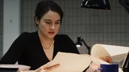 Die Juristin Teri (Shailene Woodley) liest sich in die Akten ein.