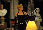 In Teds Vorstellungen sieht seine Freundin im Jahr 2006 wie Robin (Cobie Smulders) aus, stammt jedoch aus Frankreich und ist adelig ...