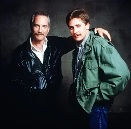 Ein unschlagbares Team: Detective Chris Leece (Richard Dreyfuss, l.) und sein junger Assistent Bill Reimers (Emilio Estevez, r.)