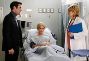 Phil (Ty Burrell) hat Claire (Julie Bowen, M.) nach ihrer Ohnmacht ins Krankenhaus gebracht, wo sich zum Glück herausstellt, dass sie nichts Ernstes hat. Dr. Coben (Beverly Leech) rät jedoch, dass Claire sich schonen soll. Phil (Ty Burrell) hat Claire (Julie Bowen, M.) nach ihrer Ohnmacht ins Krankenhaus gebracht, wo sich zum Glück herausstellt, dass sie nichts Ernstes hat. Dr. Coben (Beverly Leech) rät jedoch, dass Claire sich schonen soll.