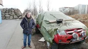 James May bereitet den alten Toyota Hiluxauf auf die Reise zum aktiven Vulkan Eyjafjallajkull in Island vor.