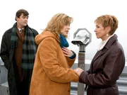 ) und Udo von Wackerstein (Dirk Schoedon, li.) von Barbara Grigoleit (Uta Schorn, re.) gerettet.