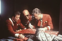 Nach dem Attentat versuchen Captain Kirk (William Shatner, l.), General Chang (Christopher Plummer, M.) und Dr. McCoy (DeForest Kelley), r. das Leben des Klingonen-Kanzlers zur retten ...