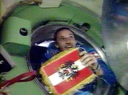Franz Viehb&ouml;ck schwebt von angedockter Rakete in die Raumstation MIR.