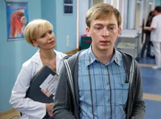 Robert Detzer (Tino Mewes) erkundigt sich bei Dr. Kathrin Globisch (Andrea Kathrin Loewig), wie lange eine Teilamnesie anhalten und ob man sich dann wieder an alles erinnern kann. Roberts Studienkollegin Marlene K&ouml;rber hat ihm kurz vor ihrem Unfall ihre Liebe gestanden, doch Robert kann damit nicht umgehen und hofft nun, dass Marlene sich nicht mehr daran erinnern kann.