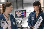L-R: Temperance Brennan (Emily Deschanel) und Angela Montenegro (Michaela Conlin)
