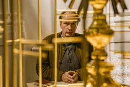 Kluftinger (Herbert Knaup) erreicht schwei&szlig;gebadet die Kapelle und geht zum Beichtstuhl.