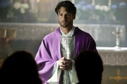 Hat Panik davor, eine Messe zu lesen: Eines Tages muss der aus Ecuador stammende Online-Priester Gabriel (Stephan Luca) eine richtige Gemeinde &uuml;bernehmen. Doch schon das Beichteabnehmen ger&auml;t zum Fiasko ...