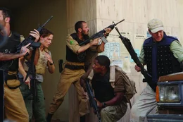 (v.l.n.r.) Janet Mayes (Jennifer Garner); Sergeant Haytham (Ali Suliman); Ronald Fleury (Jamie Foxx); Grant Sykes (Chris Cooper)