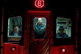 Ryder (John Travolta, m.), Phil Ramos (Luis Guzm&aacute;n, r.)