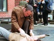 Robert Goren (Vincent D'Onofrio) findet die junge Computerspezialistin Corinne Kennedy (Annie Barton) tot vor ihrem Wohnhaus.