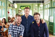 Widmen sich ganz unterschiedlichen Gerichten: Jimmy (l.), Jamie (M.) und Schauspieler Michael Sheen (r.) ...