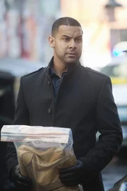 Bei einem Gespr&auml;ch mit einem Kunden hat die Junge Laura Cambridge etwas mitgeh&ouml;rt, was nicht f&uuml;r ihre Ohren bestimmt war. Musste sie deshalb sterben? Javier Esposito (Jon Huertas) und sein Team versuchen, das herauszufinden ...