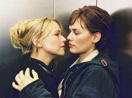 Karin (Gesine Cukrowski, rechts) will mit ihrer lesbischen Freundin Anja (Tina Ruland) nach Brasilien auswandern.