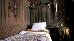 Der Hofsalonwagen der Kaiserin Elisabeth war h&ouml;chst komfortabel und mit allen Bequemlichkeiten eines feinen Salons ausgestattet. Kommunikation mit den Nebenwaggons, Heizung, Licht, Toilette, Eiskasten.