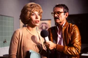 Frau Hoppenstedt (Evelyn Hamann) sucht ihr Gl&uuml;ck nicht allein in ihren Hausfrauen- und Mutterpflichten, nein, sie baut sich nebenher eine berufliche Laufbahn auf, die so einmalig ist, dass sich sogar das Fernsehen daf&uuml;r interessiert (rechts Loriot).