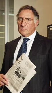 Ben Elkins (Judd Hirsch) steht unter Mordverdacht. Das Opfer war seine heimliche Geliebte.