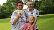 Martina (54) und Paul (63) haben ihre Enkelin Milayne (5) bei sich aufgenommen. Martina (54) und Paul (63) haben ihre Enkelin Milayne (5) bei sich aufgenommen.