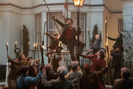 Jack (Lin-Manuel Miranda) Mary Poppins (Emily Blunt) und die Banks-Kinder mit einer Besatzung von Stra&szlig;enlampenscheinwerfern in der Cherry Tree Lane 17