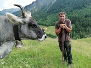 Christian Schratz und seiner Leitkuh Afra steht einer der steilsten-Alp-Auftriebe im Allgäu bevor. Es geht auf die Gehrenalpe hinauf, die 70 Jahre lang brach lag und die der 36jährige Christian vor sieben Jahren wieder urbar machte. Afra ist mit 15 Jahren die Herdenälteste. Es ist ungewiss, ob sie den steilen Pfad hinauf noch einmal schafft. Christian Schratz und seiner Leitkuh Afra steht einer der steilsten-Alp-Auftriebe im Allgäu bevor. Es geht auf die Gehrenalpe hinauf, die 70 Jahre lang brach lag und die der 36jährige Christian vor sieben Jahren wieder urbar machte. Afra ist mit 15 Jahren die Herdenälteste. Es ist ungewiss, ob sie den steilen Pfad hinauf noch einmal schafft.