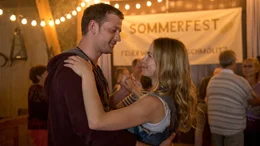 Felix (Christoph Schechinger) und Marie (Theresa Scholze) kommen sich beim Tanzen auf dem Sommerfest n&auml;her.