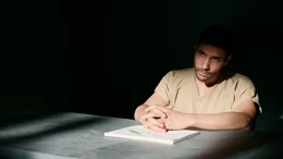 Mohamedou Ould Slahi (Tahar Rahim) bei der Vernehmung.
