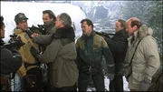 Die beiden Bergf&uuml;hrer Gabe Walker (Sylvester Stallone, 2.v.li.) und Hal Tucker (Michael Rooker, 3.v.re.) werden von den Gangstern als Geisel genommen..