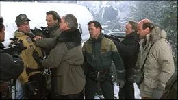 Die beiden Bergf&uuml;hrer Gabe Walker (Sylvester Stallone, 2.v.li.) und Hal Tucker (Michael Rooker, 3.v.re.) werden von den Gangstern als Geisel genommen..
