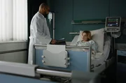 Auch wenn Sofie (Carlotta Weide) ihre Rauchvergiftung erst einmal gut &uuml;berstanden hat, m&ouml;chte Dr. Evans (Tino F&uuml;hrer, l.) noch weitere Ergebnisse abwarten, bevor er sie aus dem Krankenhaus entl&auml;sst.