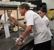 Im "Olde Hitching Post"-Restaurant in Monrovia in Kalifornien wird die Hilfe von Chefkoch Gordon Ramsay (M.) dringend ben&ouml;tigt: Das Personal versteht sich &uuml;berhaupt nicht und streitet selbst vor den Restaurantg&auml;sten. Wird Gordon Ramsay schlichten k&ouml;nnen?