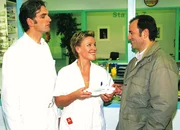 Zu Schmidts (Walter Sittler, l.) &Uuml;berraschung sagt Hannes (Mark Kuhn) das Rendezvous mit Nikola (Mariele Millowitsch) nicht ab.